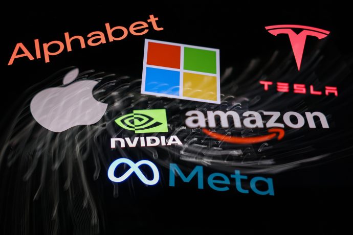 Alphabet, Microsoft, Tesla, Apple, Nvidia, Amazon und Meta Logo auf schwarzem Hintergrund.