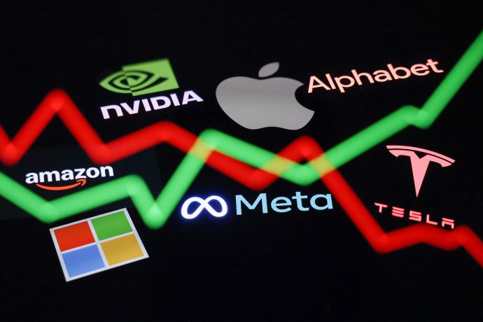 Die Logos verschiedener US-Tech-Unternehmen vor einem roten und grünen Kursgraphen