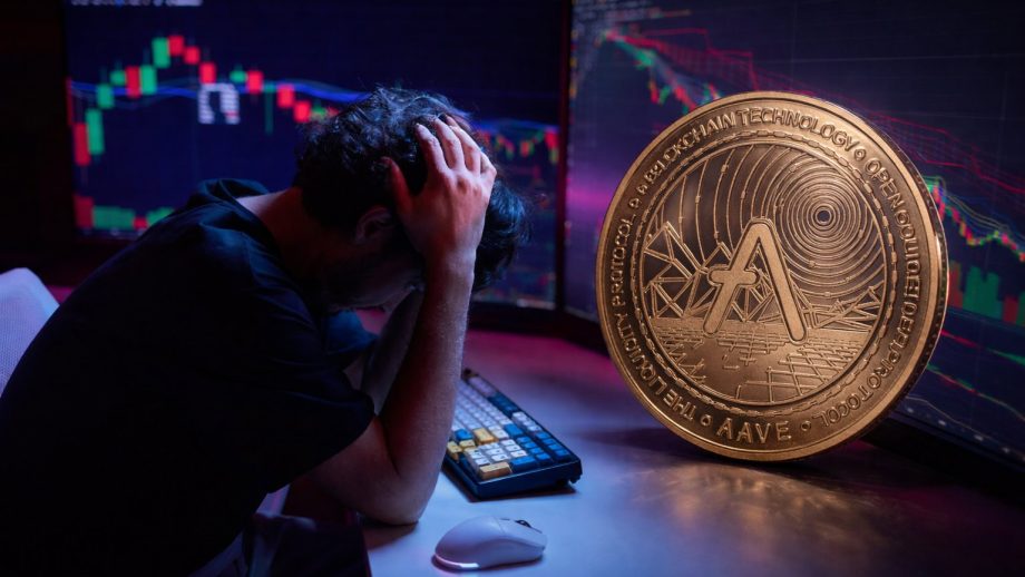 Ein frustrierter Trader vor Bildschirmen mit einer Aave-Münze davor