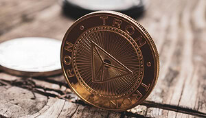 Eine Tron-Münze im Fokus.