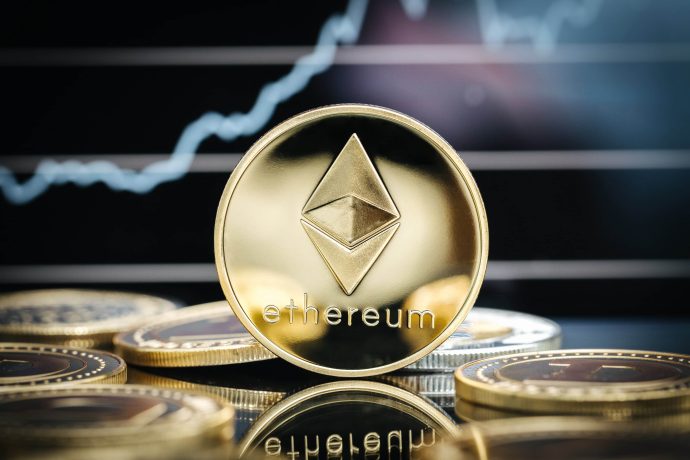Eine Ethereum-Münze vor einem nach oben gerichteten Kurschart