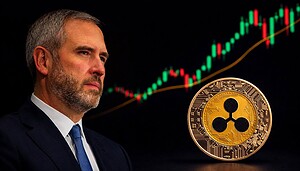 Brad Garlinghouse vor einem Chart und einer XRP-Münze
