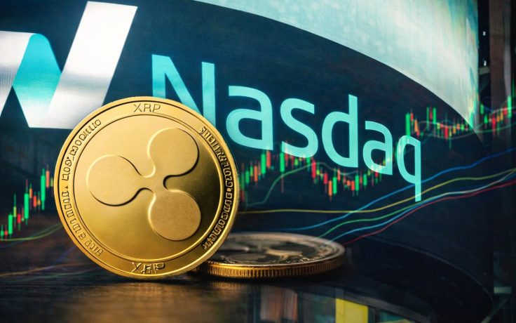 Goldene XRP-Kryptomünzen im Vordergrund, dahinter das Nasdaq-Logo und ein bunter Börsenchart mit steigenden und fallenden Kurslinien – eine visuelle Kombination aus Kryptowährung und traditionellem Finanzmarkt.