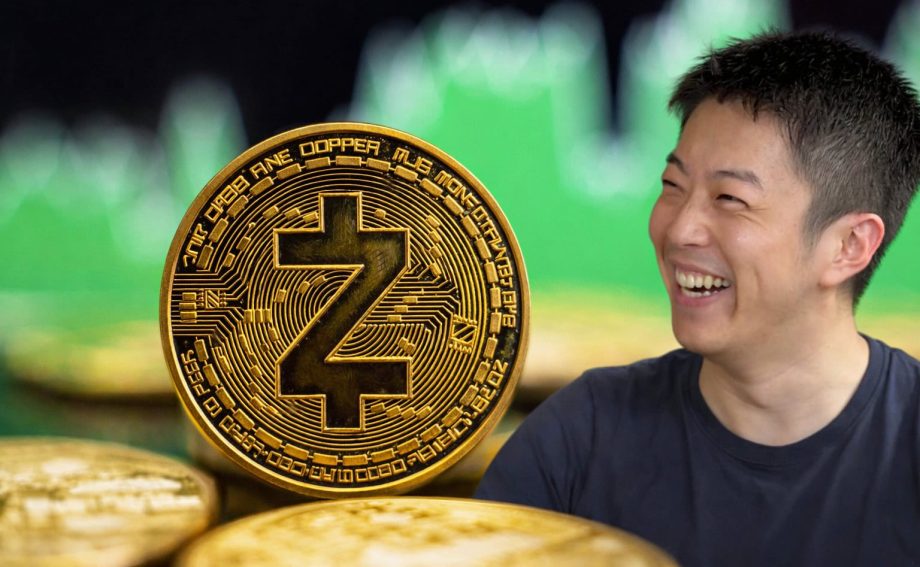 Goldene Zcash-Münze im Vordergrund vor einem unscharfen grünen Kurschart, daneben rechts ein lachender Mann in einem Podcast-Setup.