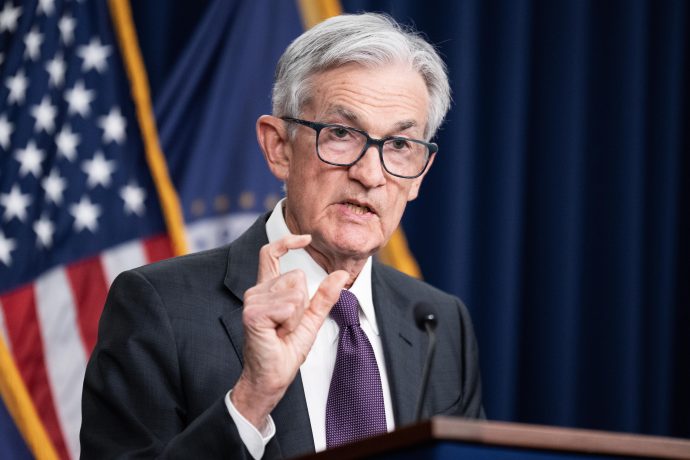 FED-Chef Jerome Powell hält eine Rede.