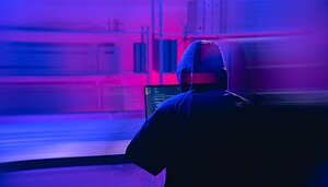 Ein Hacker vor einem lila Hintergrund