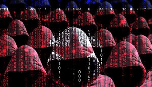 Zu sehen ist eine Gruppe anonymisierter Personen mit Kapuzen und verdeckten Gesichtern. Über die Figuren sind rote und weiße Binärcodes gelegt, die das Bild dominieren. Die Darstellung vermittelt den Eindruck koordinierter Cyberangriffe oder organisierter Hackeraktivitäten.