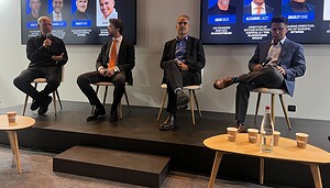 Das Bild zeigt 4 Männer, die über Strategy sprechen.