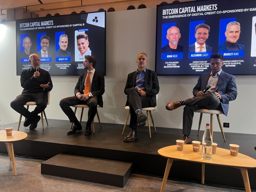 Das Bild zeigt 4 Männer, die über Strategy sprechen.