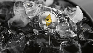 Das Bild zeigt eine Ethereum-Münze in Eis