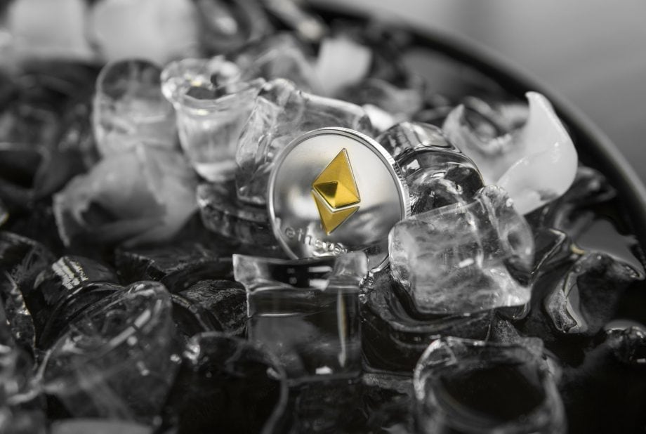 Das Bild zeigt eine Ethereum-Münze in Eis