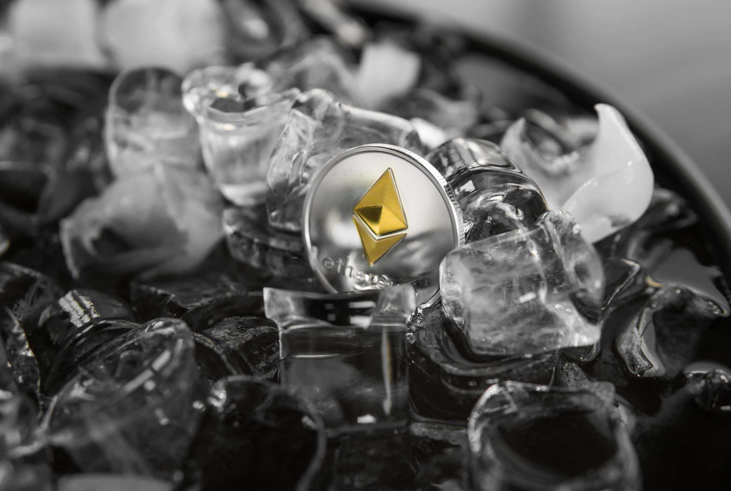 Das Bild zeigt eine Ethereum-Münze in Eis