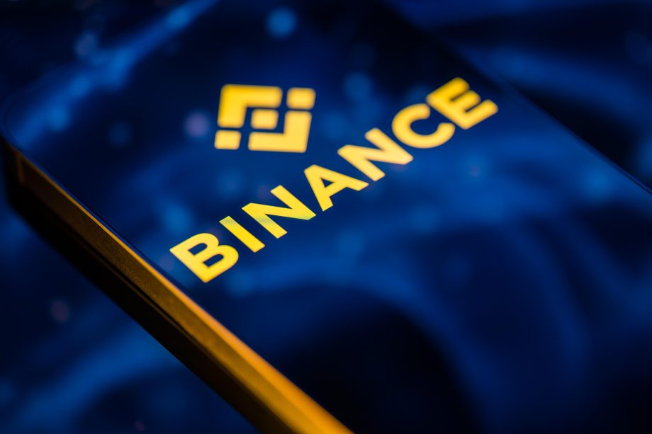 Das Bild zeigt einen Smartphone-Bildschirm mit dem Binance-Logo.