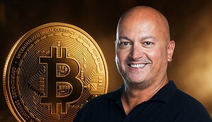 Das Bild zeigt eine Bitcoin Münze neben dem CEO der Xapo Bank Seamus Rocca