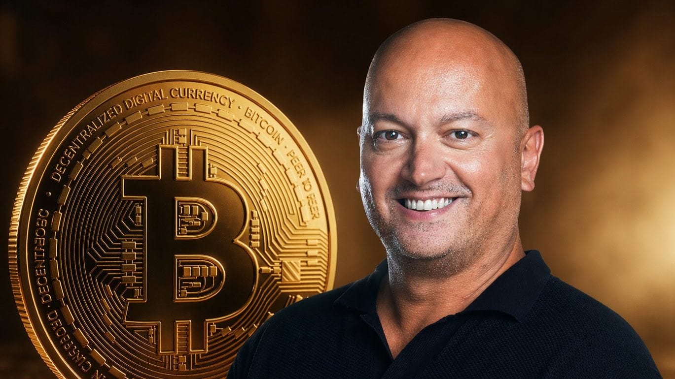 Das Bild zeigt eine Bitcoin Münze neben dem CEO der Xapo Bank Seamus Rocca