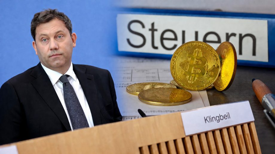Finanzminister Lars Klingbeil neben Bitcoin-Münzen vor einem Steuerordner.