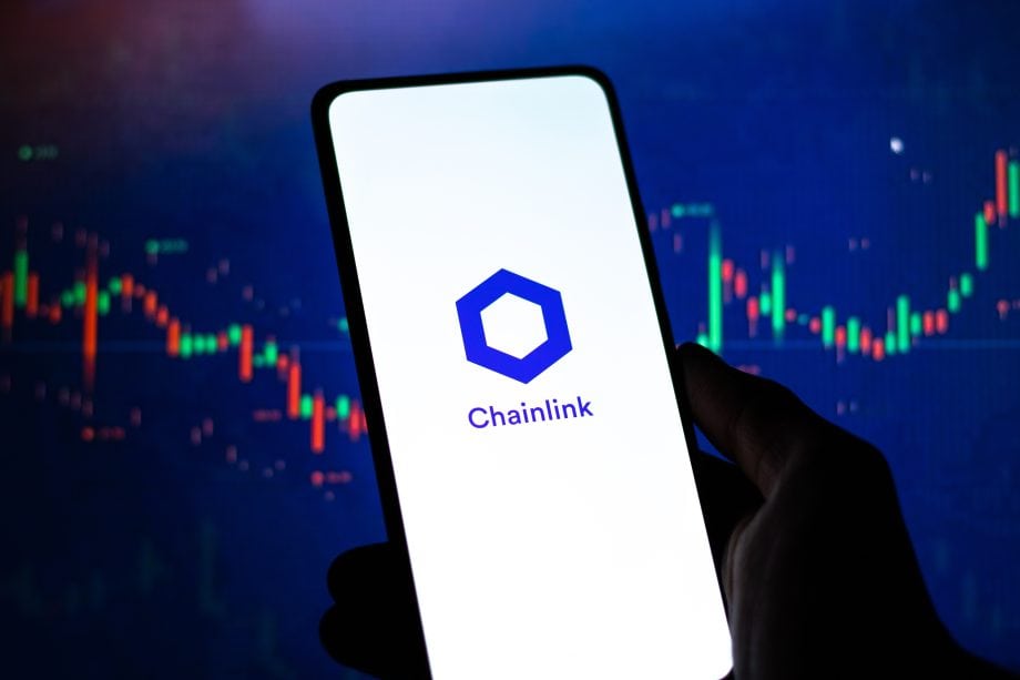 Das Bild zeigt ein Smartphone mit dem Chainlink Logo auf dem Bildschirm