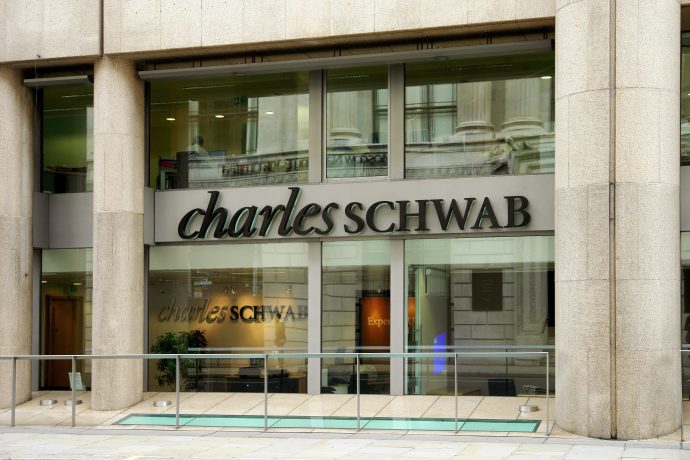 Das Bild zeigt das Logo von Charles Schwab