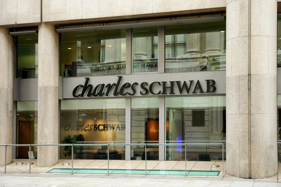 Das Bild zeigt das Logo von Charles Schwab