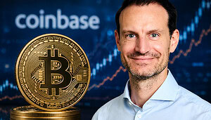 Das Bild zeigt Daniel Seifert vor einer Bitcoin-Münze