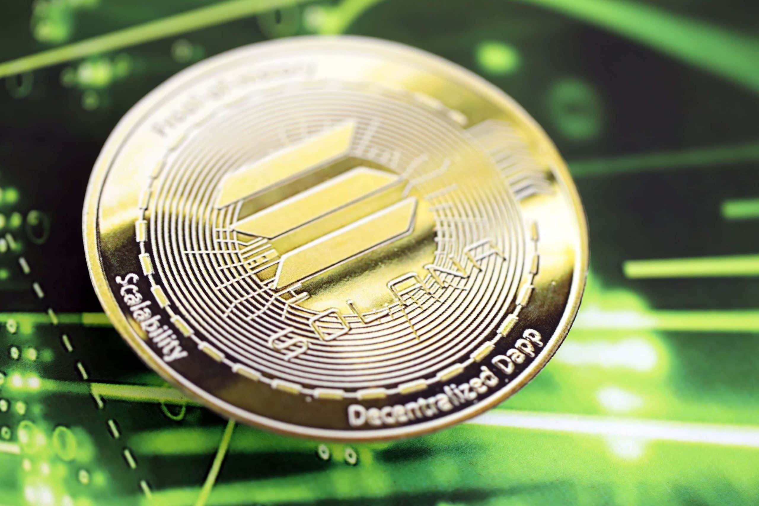 Das Bild zeigt eine große Solana-Münze mit grünem Hintergrund.