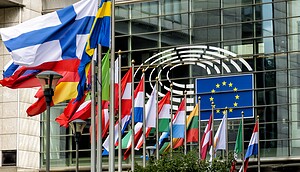 Mehrere Flaggen von EU-Ländern wehen vor dem EU-Parlament in Brüssel.