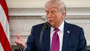 Das Bild zeigt den US-Präsidenten Donald Trump, der vielleicht über den Bitcoin-Kurs spricht.