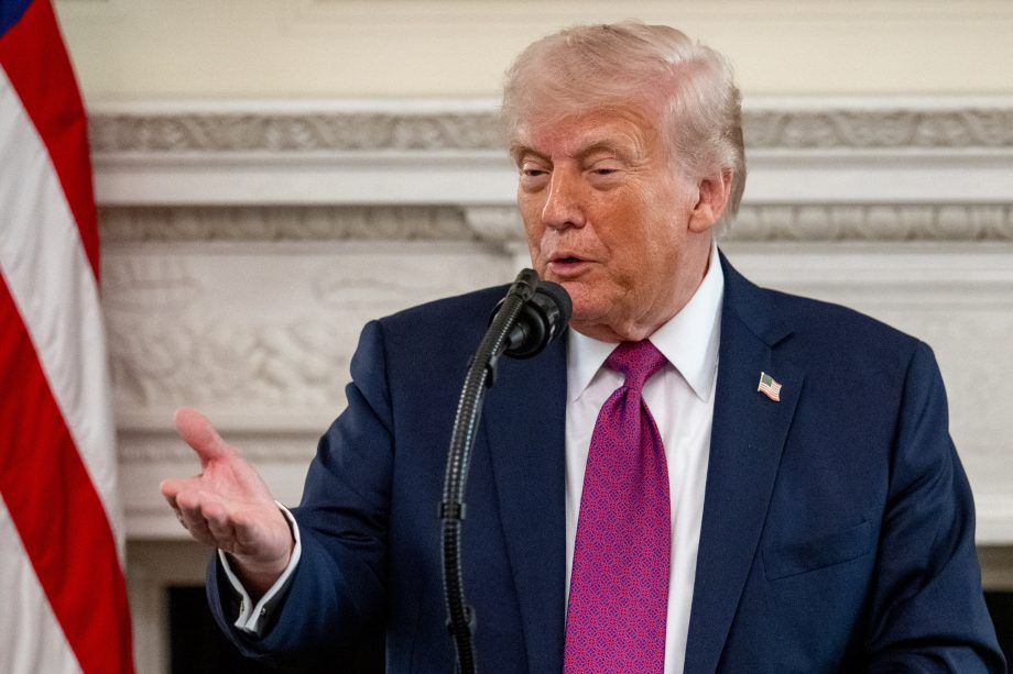 Das Bild zeigt den US-Präsidenten Donald Trump, der vielleicht über den Bitcoin-Kurs spricht.