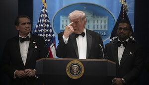 Das Bild zeigt Donald Trump nach der Gala und den Schüssen.