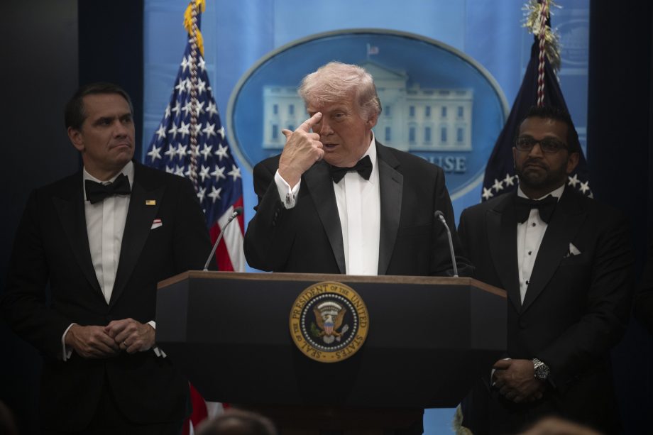 Das Bild zeigt Donald Trump nach der Gala und den Schüssen.