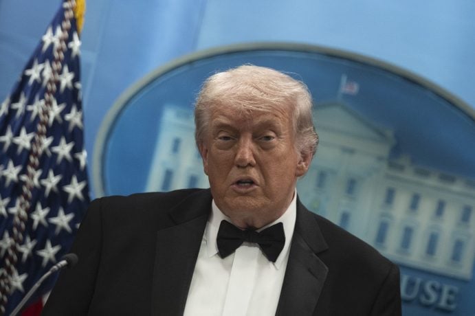 Das Bild zeigt Donald Trump nach der Gala und den Schüssen.