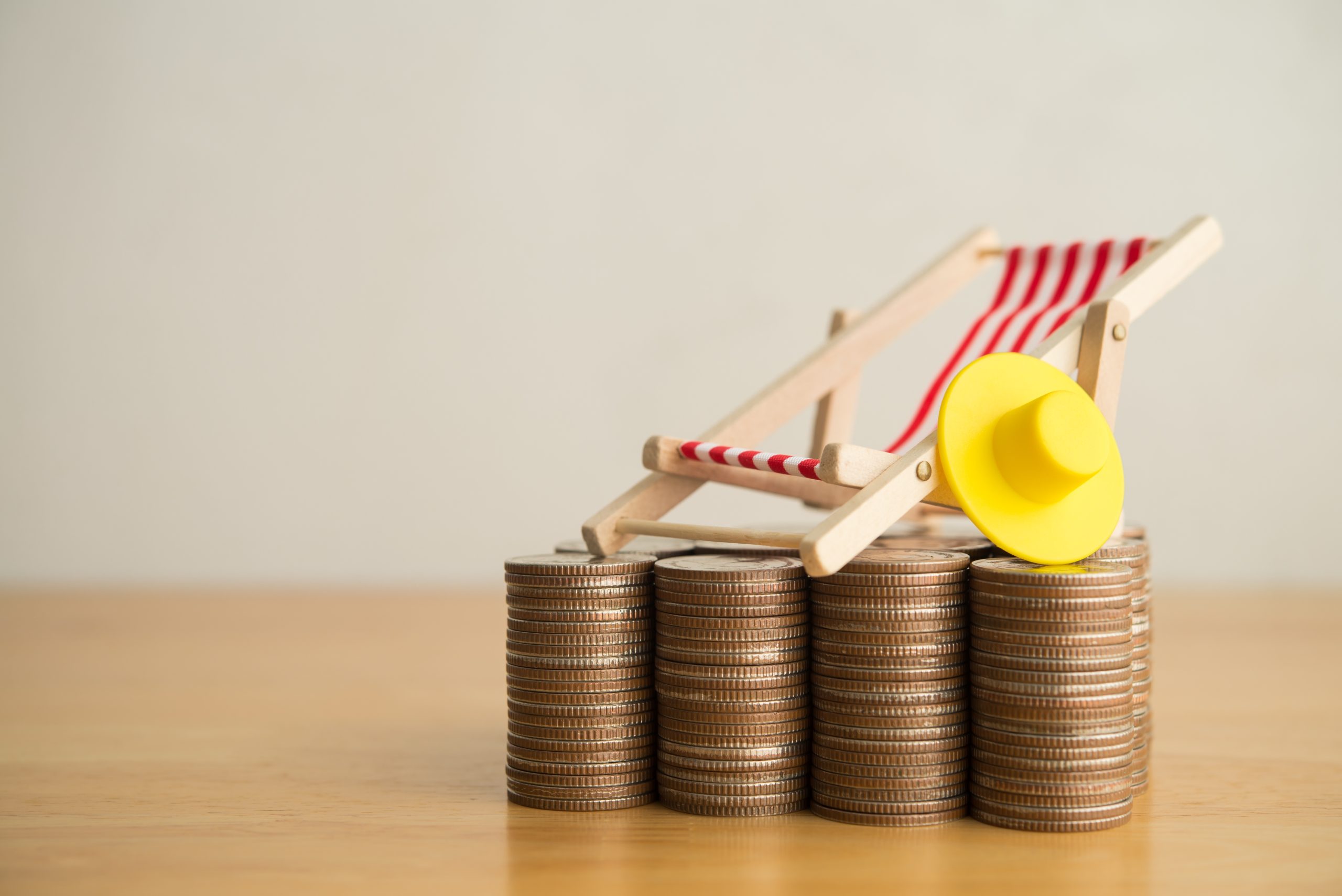 Das Bild zeigt einen Strandstuhl auf Münzen