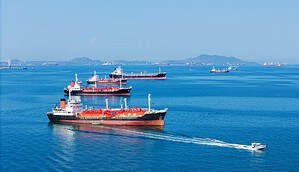 Das Bild zeigt einen Öltanker auf dem Meer