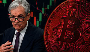 US-Notenbankchef Jerome Powell spricht mit ernstem Ausdruck, während im Vordergrund bzw. daneben ein großer roter Bitcoin vor einem Hintergrund aus fallenden und steigenden Kurskerzen (Candlestick-Chart) zu sehen ist – Symbolbild für Geldpolitik und Bitcoin-Kurs unter Druck.