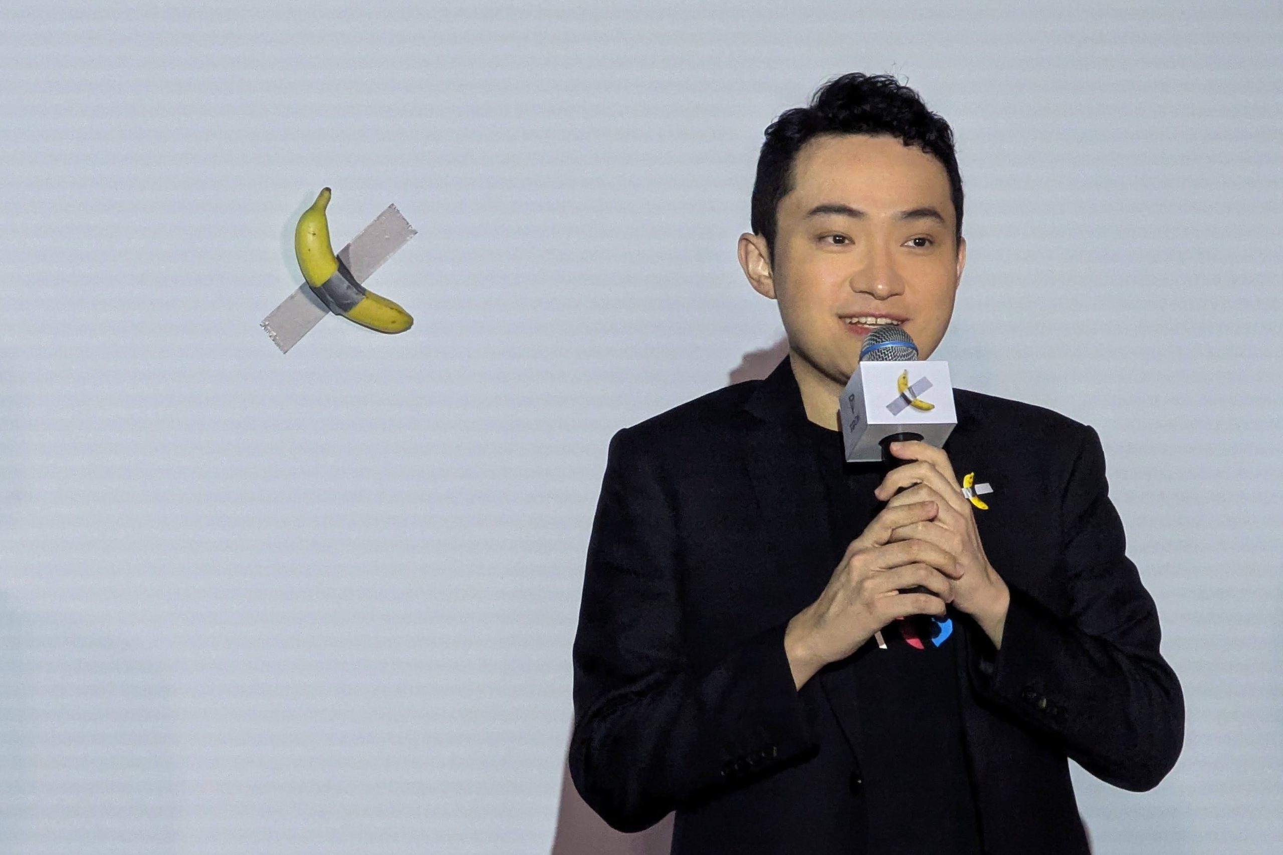 Das Bild zeigt Justin Sun, wie er eine Konferenz hält, die sich vielleicht um Trump dreht.