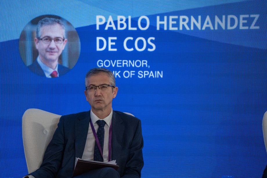 Pablo Hernández de Cos auf einem Panel, auf dem es auch über Stablecoins gehen könnte.
