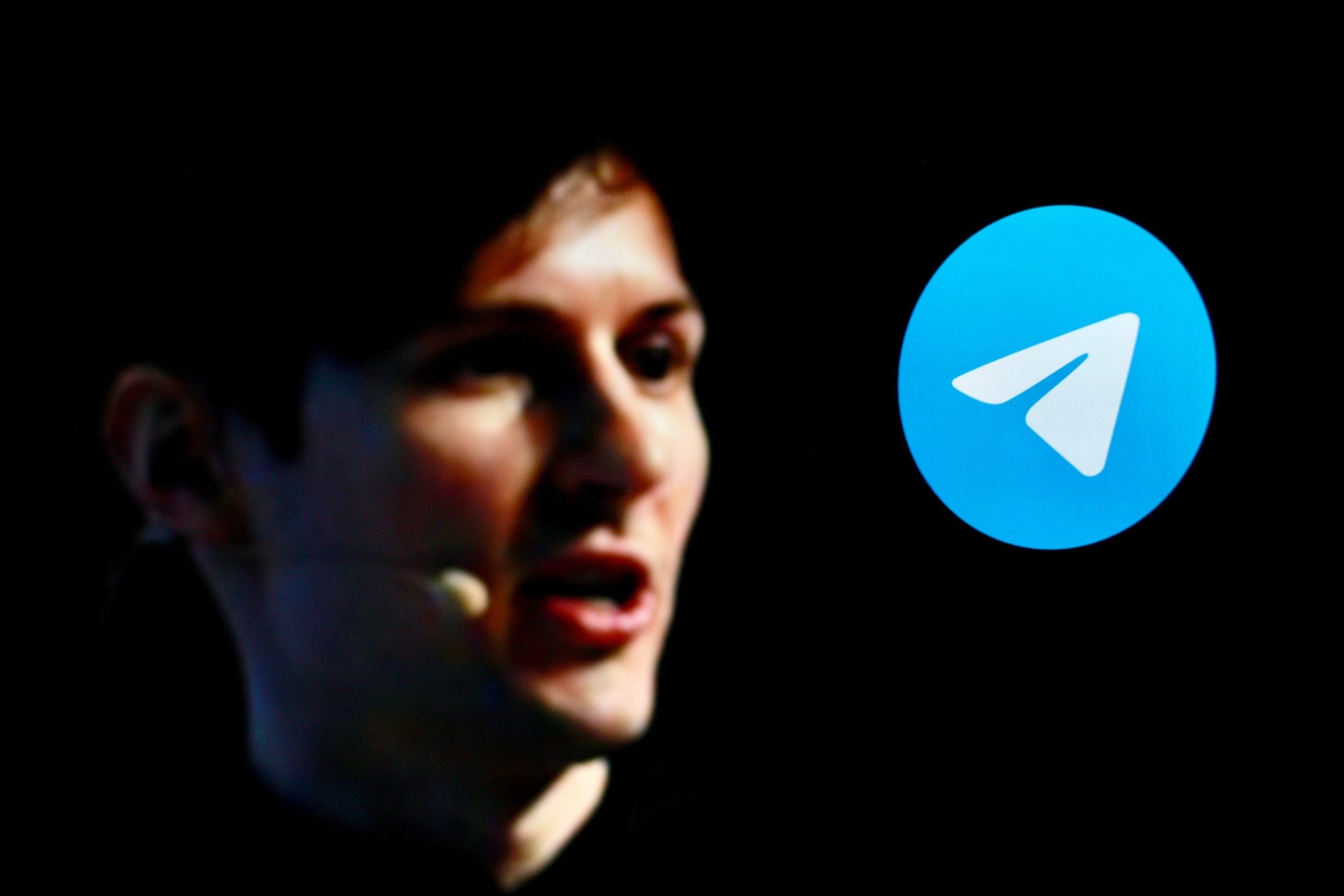 Pavel Durov, der Gründer von Telegram, mit dem Telegram-Logo-.