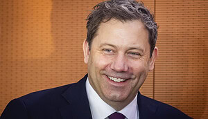 Das Bild zeigt Lars Klingbeil in einem Anzug, wie er lächelt. Freut er sich über die potenzielle Abschaffung der Bitcoin Haltefrist?