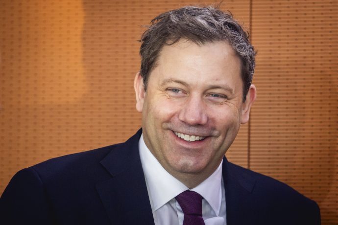 Das Bild zeigt Lars Klingbeil in einem Anzug, wie er lächelt. Freut er sich über die potenzielle Abschaffung der Bitcoin Haltefrist?