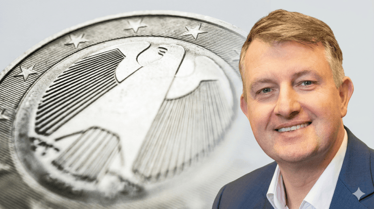 Man sieht eine Euro-Münze. Rechtsbündig ist der Qivalis CEO Jan-Oliver Sell eingefügt
