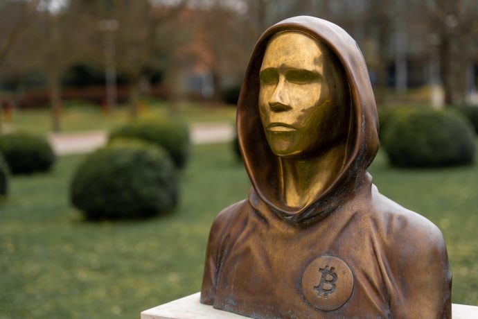 Das Bild zeigt Satoshi Nakamoto (Statue)