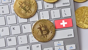 Das Bild zeigt Bitcoin-Münzen auf einer Tastatur