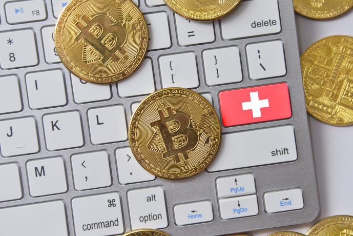 Das Bild zeigt Bitcoin-Münzen auf einer Tastatur