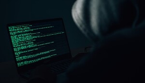 Das Bild zeigt einen Hacker