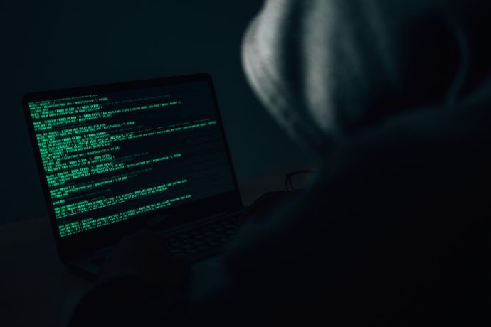 Das Bild zeigt einen Hacker