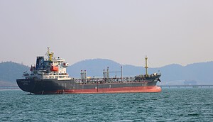 Das Bild zeigt eine Öltanker in der Straße von Hormuz