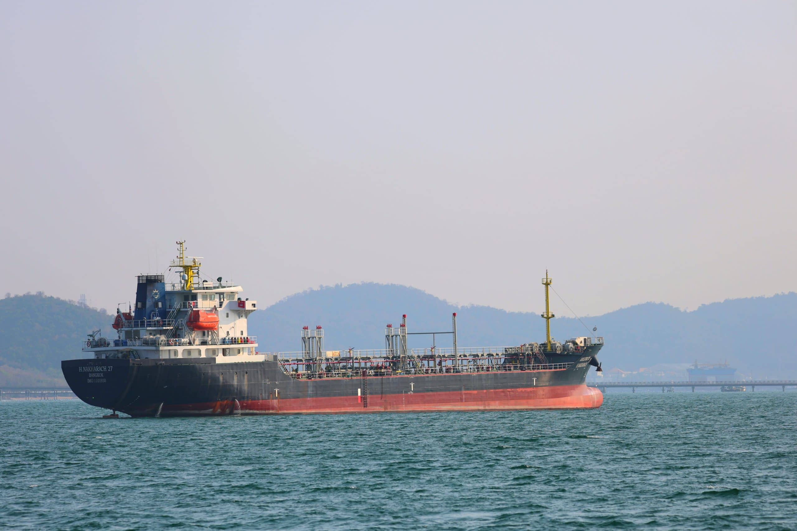 Das Bild zeigt eine Öltanker in der Straße von Hormuz