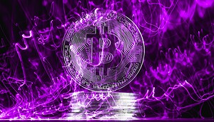 Eine Bitcoin-Münze vor lila Hintergrund