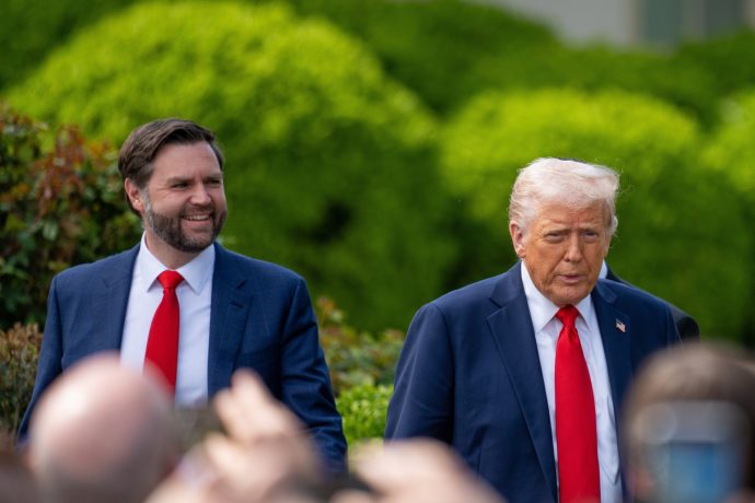 Das Bild zeigt JD Vance und Donald Trump