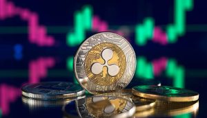 Eine Nahaufnahme von Ripple (XRP)-Kryptowährungsmünzen auf einer spiegelnden Oberfläche mit einem digitalen Preisdiagramm, das den XRP-Kursverlauf zeigt.